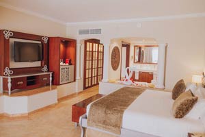 Colonial Junior Suite Ocean Front (Outdoor Jetted Tub) at Majestic Colonial Resort 